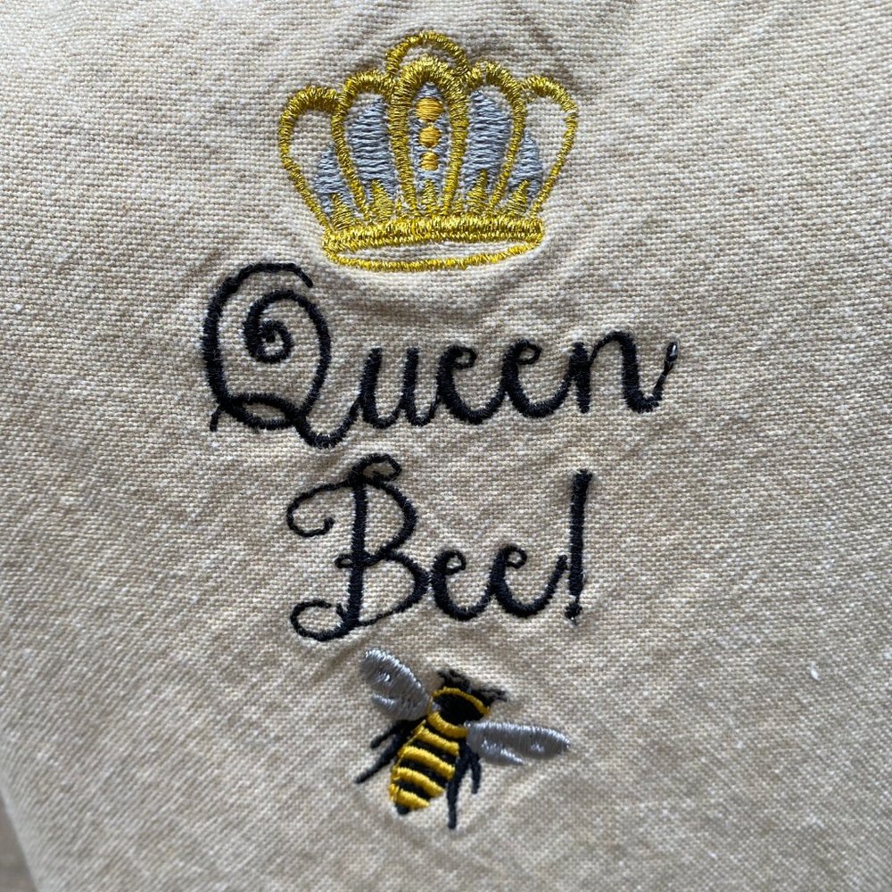 DII Queen Bee Ruffle Apron - Picture 2 of 6